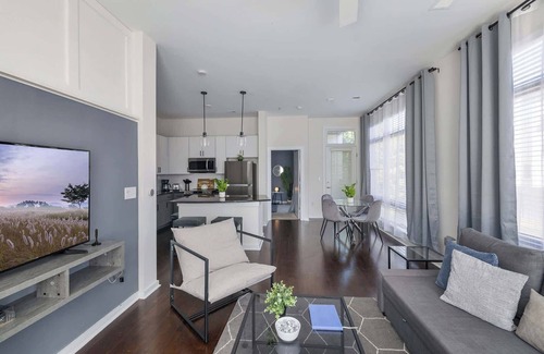 First Ward Apartamento | Spacious 2BD with Private Balcony and Free Parking 2