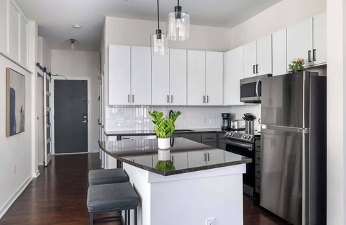 First Ward Apartamento | Spacious 2BD with Private Balcony and Free Parking 2
