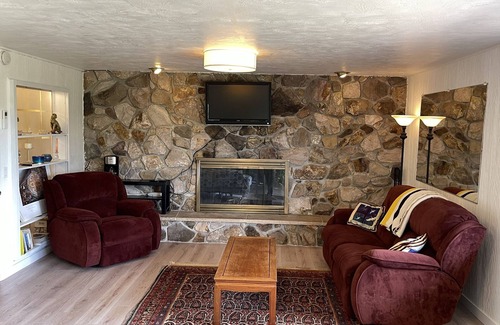 Western Casa | Spacious 2bed/1bath private suite near U of O with ductless heat/AC