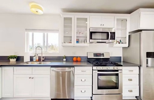 El Cerrito Casa | Spacious 2BR 2BA Cliffside Bungalow Near SDSU Jacuzzi Tub Family Friendly