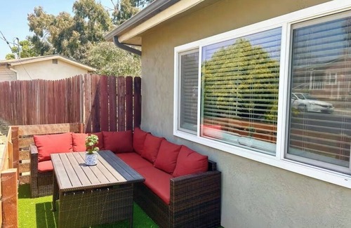 El Cerrito Casa | Spacious 2BR 2BA Cliffside Bungalow Near SDSU Jacuzzi Tub Family Friendly
