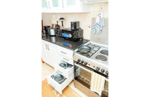 Oyster Bay Apartamento | Spacious 2BR Apt | Prime Location | Near Beach | 5G WiFi | Power Backup | Secure