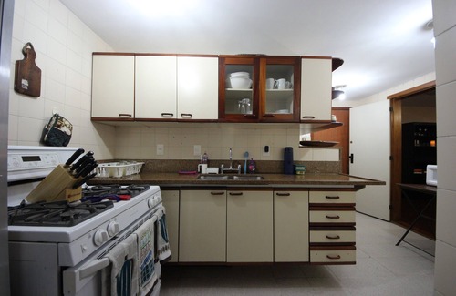 Leblon Apartamento | Amplio 2BR en el barrio más exclusivo de Rio! ¡El mejor valor en lujoso Leblon!