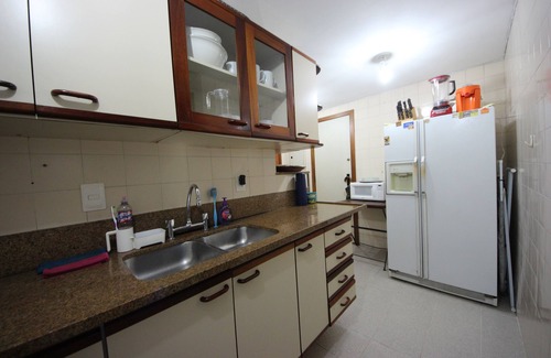 Leblon Apartamento | Amplio 2BR en el barrio más exclusivo de Rio! ¡El mejor valor en lujoso Leblon!