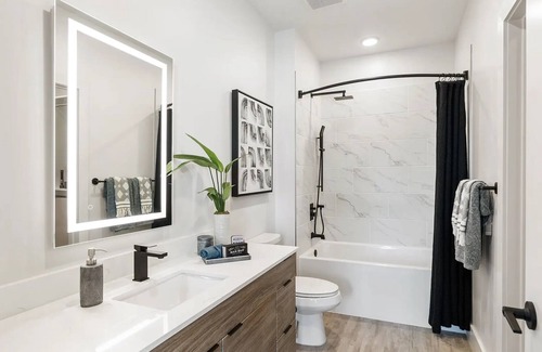 Downtown Houston Apartamento | Spacious 2BR Luxury Home @ Walkable to Downtown Skyline Views