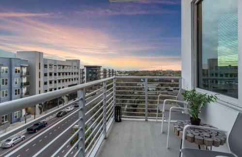 Historic Uptown Apartamento | Spacious 2BR Retreat Perfect for Tropicana Events