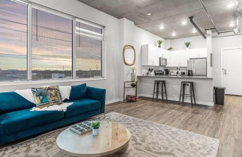 Historic Uptown Apartamento | Spacious 2BR Retreat Perfect for Tropicana Events
