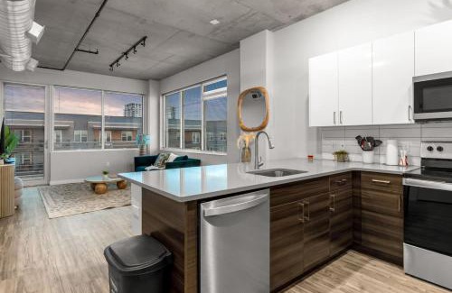 Historic Uptown Apartamento | Spacious 2BR Retreat Perfect for Tropicana Events
