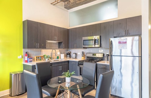 Near South Side Casa | Spacious 2BR Unit Skyline View - Walk to McCormick
