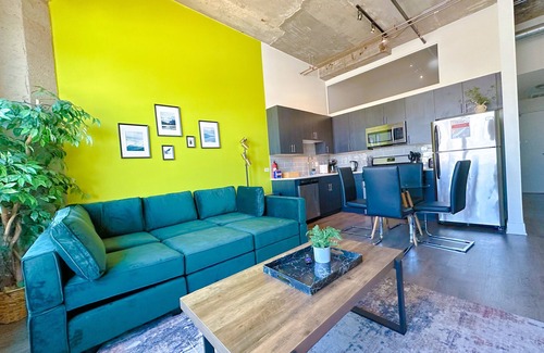 Near South Side Casa | Spacious 2BR Unit Skyline View - Walk to McCormick