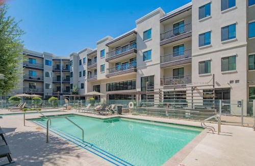 Orange Heights Apartamento | Spacious 2BR Uptown Biltmore Gym Pool Parking WD