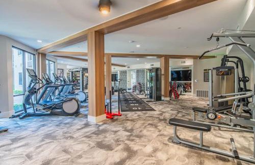 Orange Heights Apartamento | Spacious 2BR Uptown Biltmore Gym Pool Parking WD