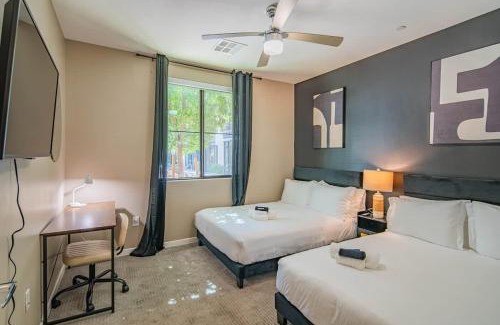 Orange Heights Apartamento | Spacious 2BR Uptown Biltmore Gym Pool Parking WD