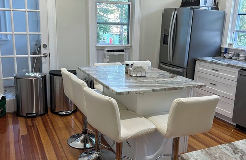 Wellington Hill Apartamento | Spacious 2nd fl 4 bedroom 2 bath apartment