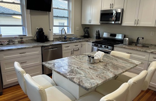 Wellington Hill Apartamento | Spacious 2nd fl 4 bedroom 2 bath apartment