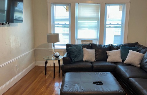 Wellington Hill Apartamento | Spacious 2nd fl 4 bedroom 2 bath apartment