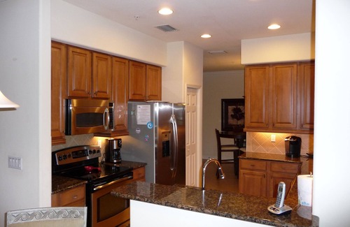 Braden River Condominio | Amplio condominio en el segundo piso con vista al lago, 3 dormitorios / 2 baños, golf incluido, mascotas bienvenidas.