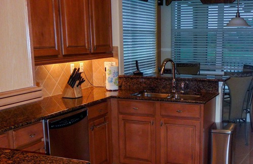 Braden River Condominio | Amplio condominio en el segundo piso con vista al lago, 3 dormitorios / 2 baños, golf incluido, mascotas bienvenidas.