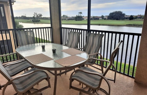 Braden River Condominio | Amplio condominio en el segundo piso con vista al lago, 3 dormitorios / 2 baños, golf incluido, mascotas bienvenidas.