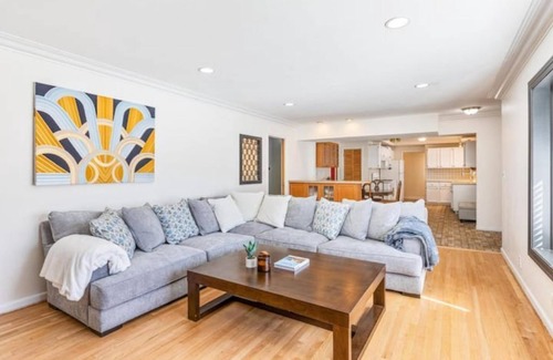 Grosse Pointe Casa | Spacious 3 BR Modern Home in Grosse Pointe Park