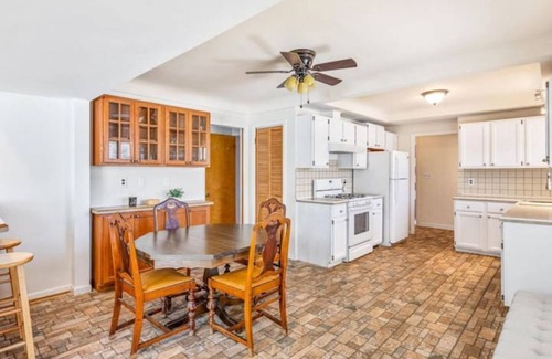Grosse Pointe Casa | Spacious 3 BR Modern Home in Grosse Pointe Park
