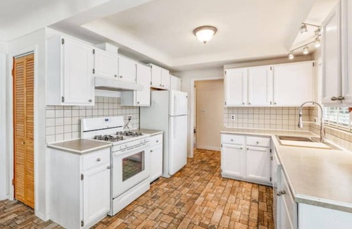 Grosse Pointe Casa | Spacious 3 BR Modern Home in Grosse Pointe Park