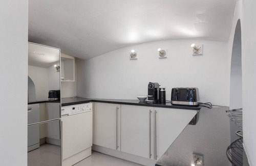 Kensington Apartamento | Spacious 3-BD Getaway in Prime Location with Spa-Style Tub