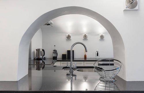 Kensington Apartamento | Spacious 3-BD Getaway in Prime Location with Spa-Style Tub