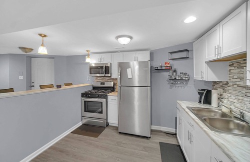 Woodlawn Apartamento | Spacious 3 BDR/1 Bath - 1 mi from UChicago - Perfect for Traveling Professionals