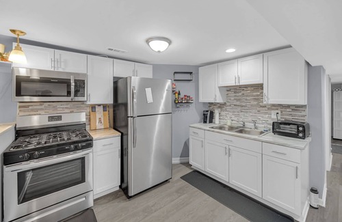 Woodlawn Apartamento | Spacious 3 BDR/1 Bath - 1 mi from UChicago - Perfect for Traveling Professionals