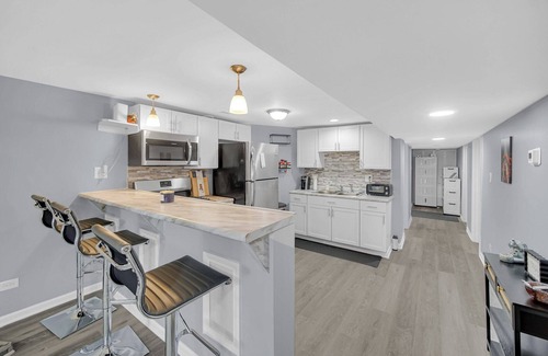 Woodlawn Apartamento | Spacious 3 BDR/1 Bath - 1 mi from UChicago - Perfect for Traveling Professionals