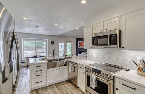 West Oak Hill Casa | Spacious 3-BDR Oasis w/Private Pool, Outdoor Kitchen—Ideal for Extended Stays!