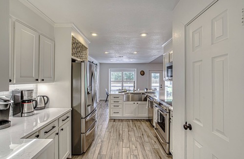 West Oak Hill Casa | Spacious 3-BDR Oasis w/Private Pool, Outdoor Kitchen—Ideal for Extended Stays!