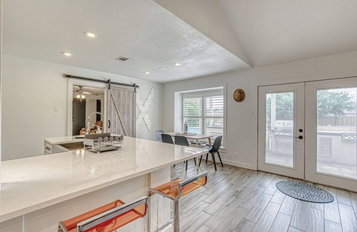 West Oak Hill Casa | Spacious 3-BDR Oasis w/Private Pool, Outdoor Kitchen—Ideal for Extended Stays!