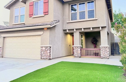 Raisin Casa | Spacious 3 bdrm/2.5 ba + loft near Clovis/hospital