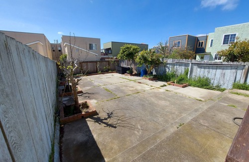 Daly City Casa | Spacious 3 bdrm, 8 beds, 2 baths w/ full kitchen