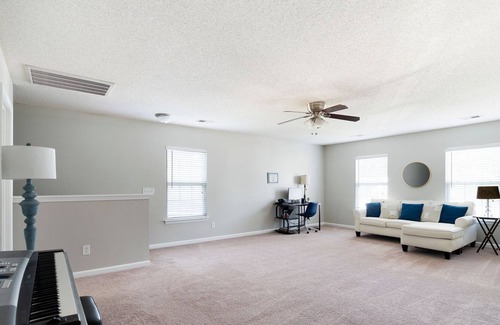 Pooler Casa | Spacious 3 bed / 2.5 bath Home w/Outdoor Fireplace