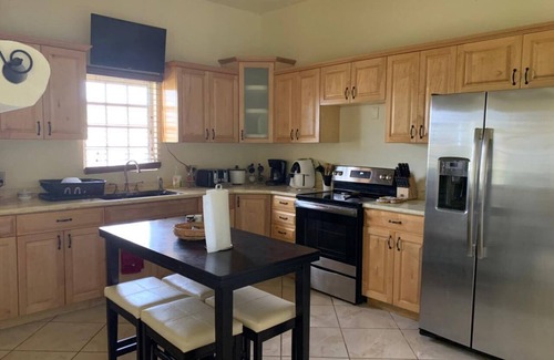 Estate Strawberry Hill Casa | Spacious 3-Bed 2-Bath Fully Air Conditioned Home