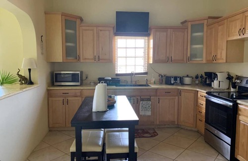 Estate Strawberry Hill Casa | Spacious 3-Bed 2-Bath Fully Air Conditioned Home