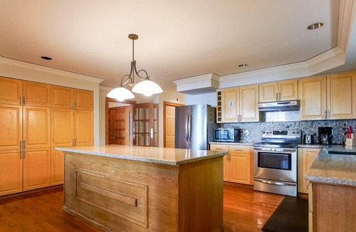 Owen Sound Cabaña | Spacious 3 bed 4 bath private cottage with amazing lake view sleeps 6