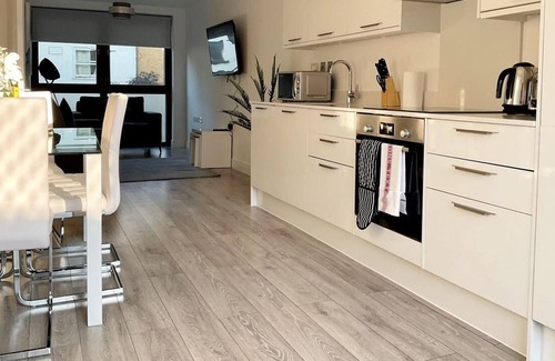 Bushey Apartamento | Spacious 3 bed Duplex Apartment - 18 mins from Central London - sleeps 8