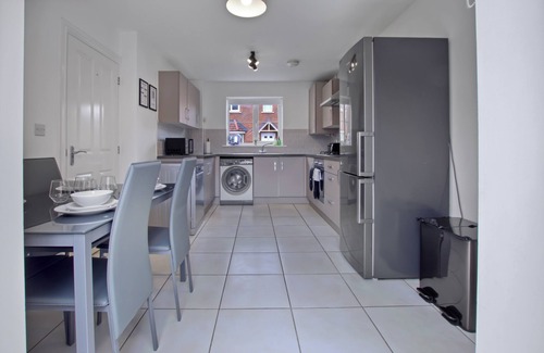 Hartwell Casa | Spacious 3-Bed House with Parking and Garden
