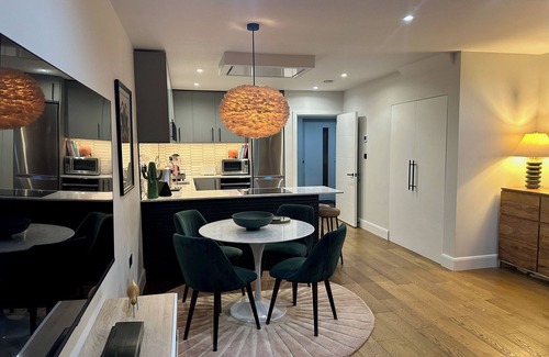 Redbridge Casa | ✪Spacious 3 Bed house. 9min Walk to tube. Free Parking. Hot Tub. Pet Friendly ✪