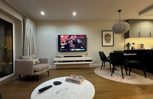 Redbridge Casa | ✪Spacious 3 Bed house. 9min Walk to tube. Free Parking. Hot Tub. Pet Friendly ✪