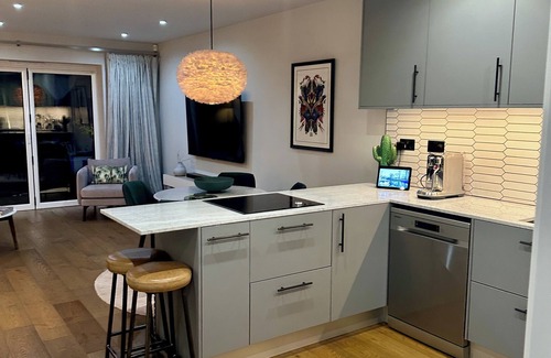 Redbridge Casa | ✪Spacious 3 Bed house. 9min Walk to tube. Free Parking. Hot Tub. Pet Friendly ✪