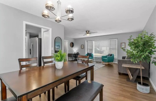 Waldron Casa | Spacious 3 Bed Home near Downtown & Airport (Family friendly!)