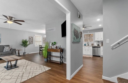 Waldron Casa | Spacious 3 Bed Home near Downtown & Airport (Family friendly!)