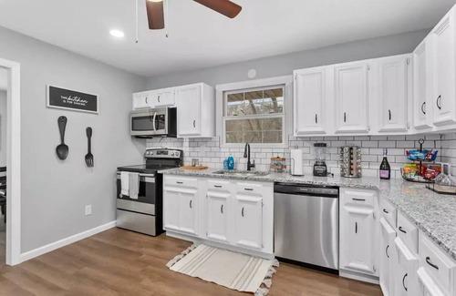 Waldron Casa | Spacious 3 Bed Home near Downtown & Airport (Family friendly!)