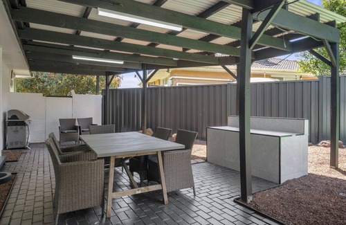 Melbourne Casa | Spacious 3-Bed House with Outdoor Dining & BBQ