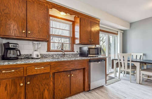 Crystal Apartamento | Spacious 3-Bed Loft Home, Private Deck & Fire Pit